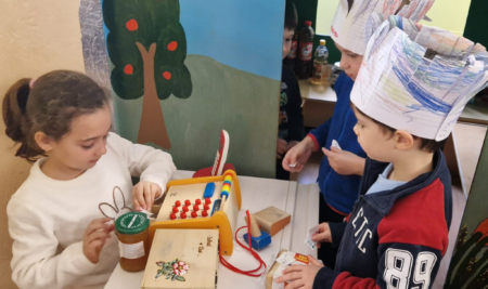 Imparare dalla vita quotidiana: la scuola dell’infanzia che diventa supermercato e ristorante